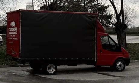 Manji crveni kamion sa crnom ceradom