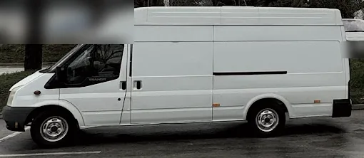 Beli kombi na parkingu